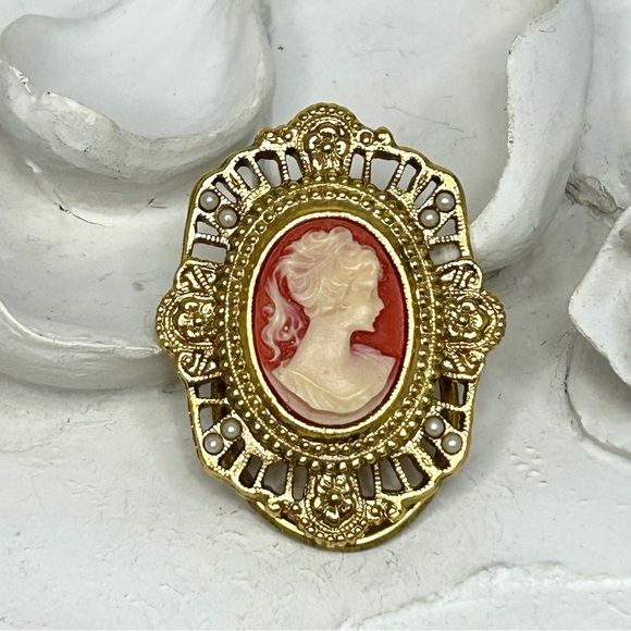 1928 Scarf Clip Cameo Gold Tone and Tiny Faux Pearls - Picture 2 of 8